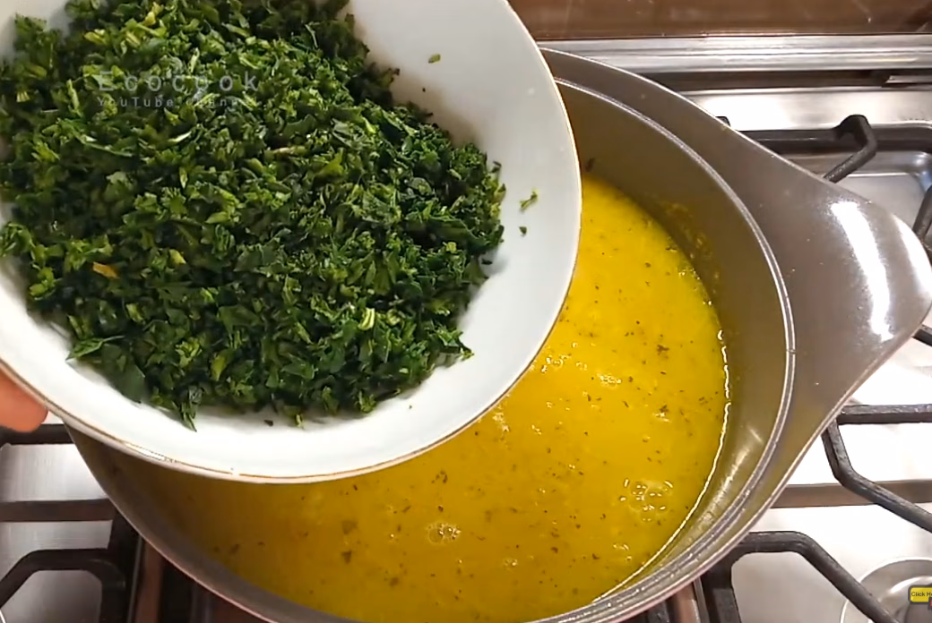 افزودن سبزی به آش.png